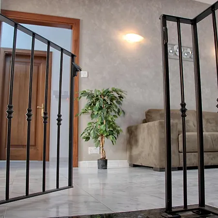 Spacious Corner Maisonette - Blessings