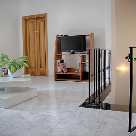 Spacious Corner Maisonette - Blessings