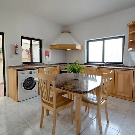 Spacious Corner Maisonette - Blessings Apartmán *