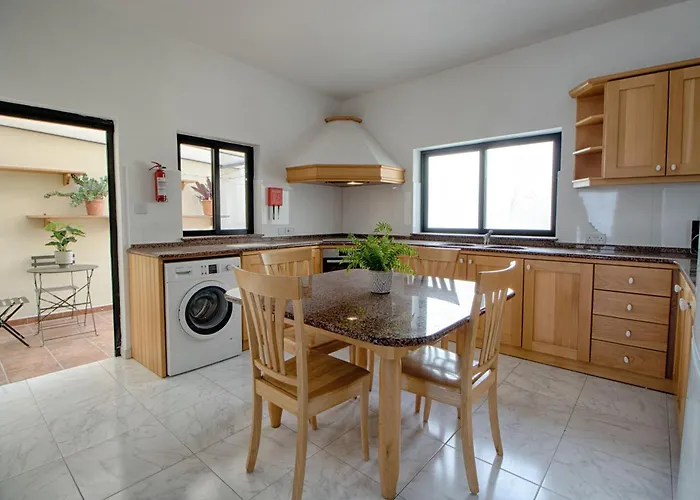 Spacious Corner Maisonette - Blessings 公寓 *