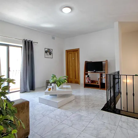 Spacious Corner Maisonette - Blessings بيركيركارا