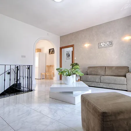 Spacious Corner Maisonette - Blessings Lägenhet *