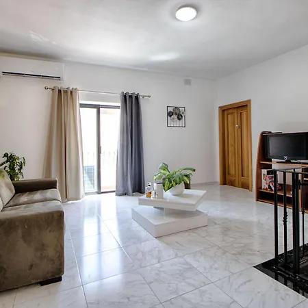 Spacious Corner Maisonette - Blessings דירה *