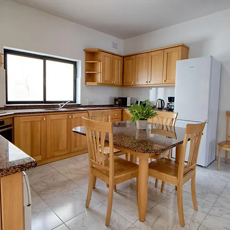 דירה Spacious Corner Maisonette - Blessings *