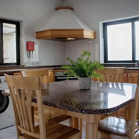 Spacious Corner Maisonette - Blessings דירה בירקירקארה