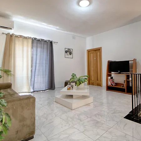 דירה Spacious Corner Maisonette - Blessings *