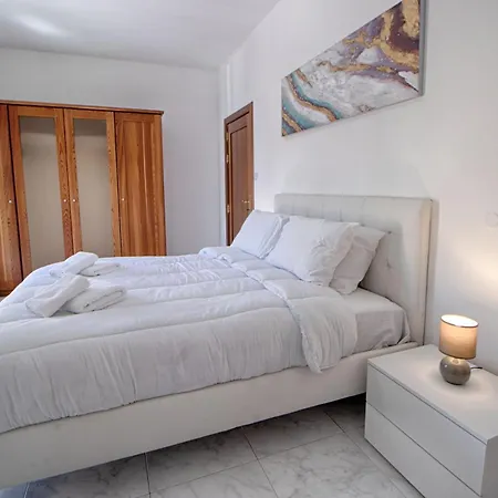 דירה Spacious Corner Maisonette - Blessings *