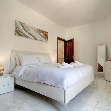 Lägenhet Spacious Corner Maisonette - Blessings