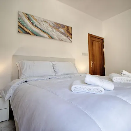 Spacious Corner Maisonette - Blessings 아파트