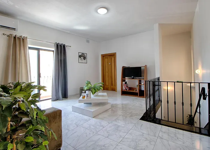 Spacious Corner Maisonette - Blessings Μπιρκιρκάρα