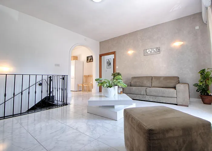 Spacious Corner Maisonette - Blessings 아파트 *