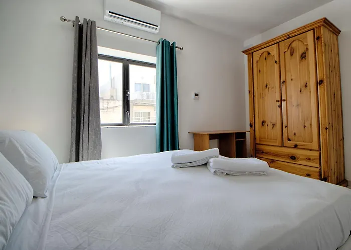 Spacious Corner Maisonette - Blessings 아파트