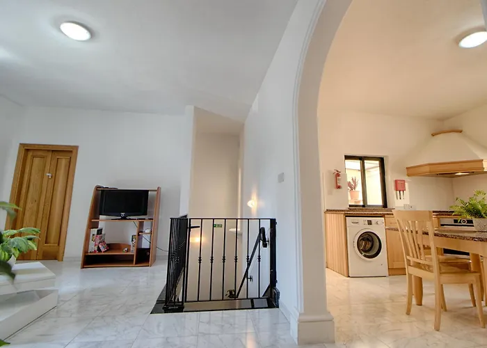 Spacious Corner Maisonette - Blessings * Μπιρκιρκάρα